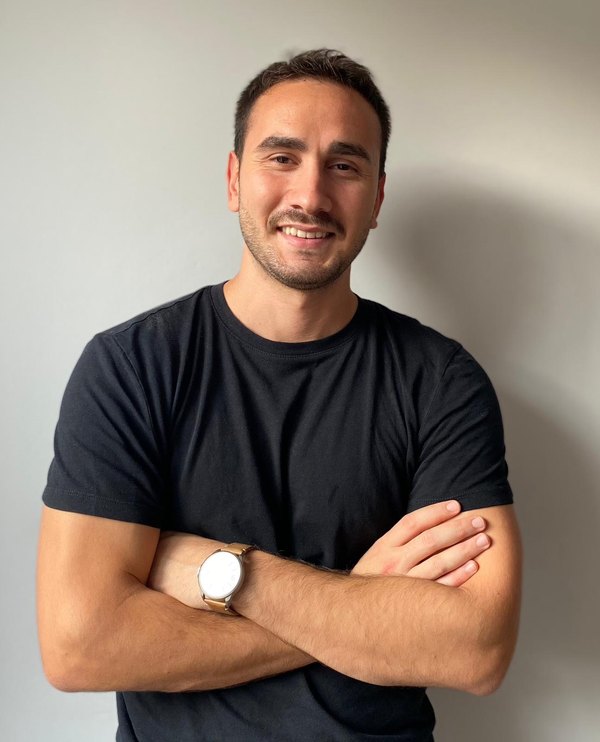 Yavuz Saka, SEO and content strategist based in Sarajevo, standing with arms folded against a plain wall